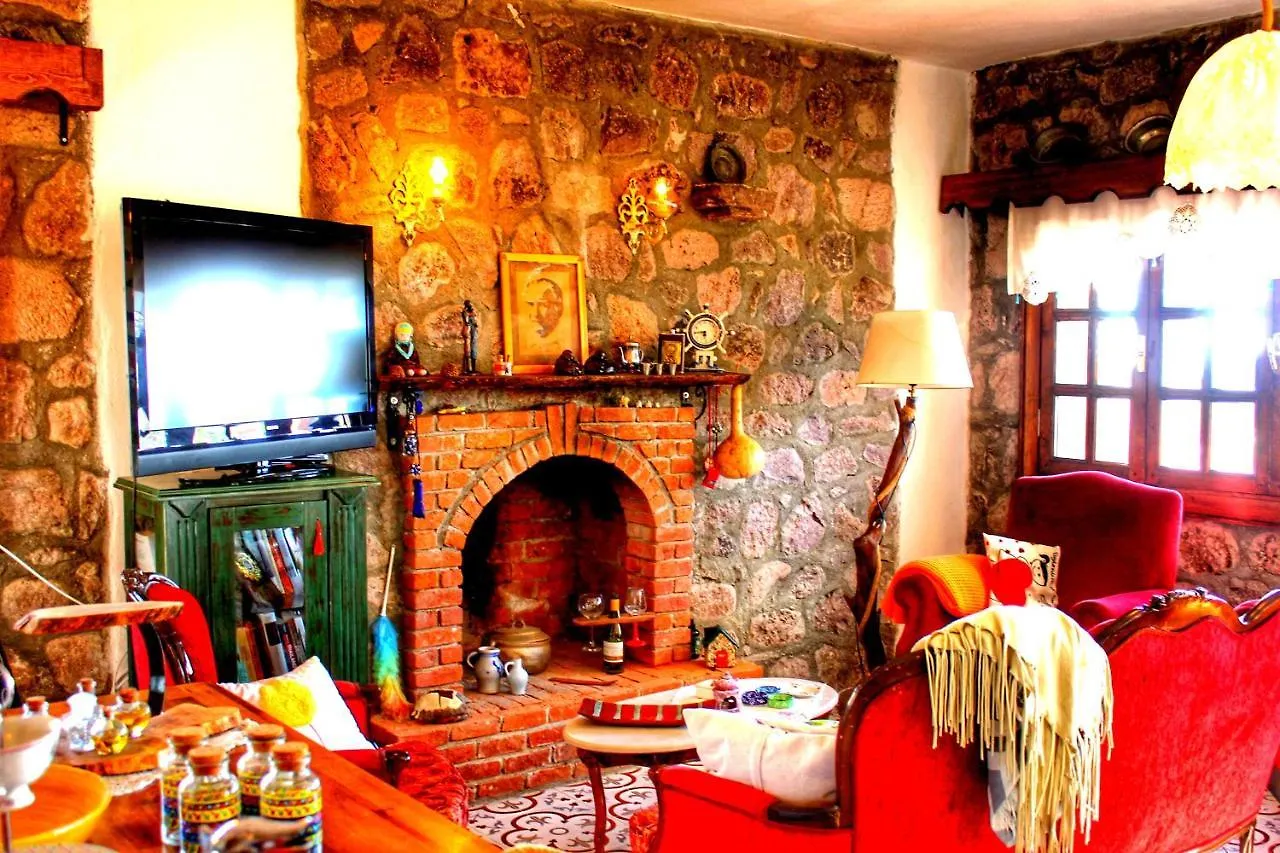 Yetişkin Oteli Gülnar Sultan Taş Konak Otel Dikili