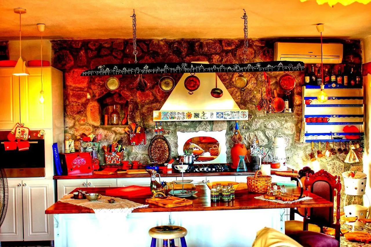 Yetişkin Oteli Gülnar Sultan Taş Konak Otel Dikili